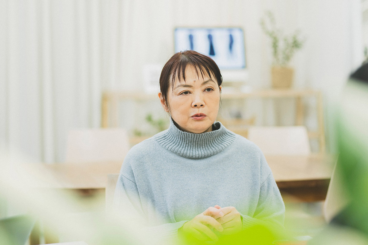 笑顔で取材に応じるデザイナーの宮永理妙さん