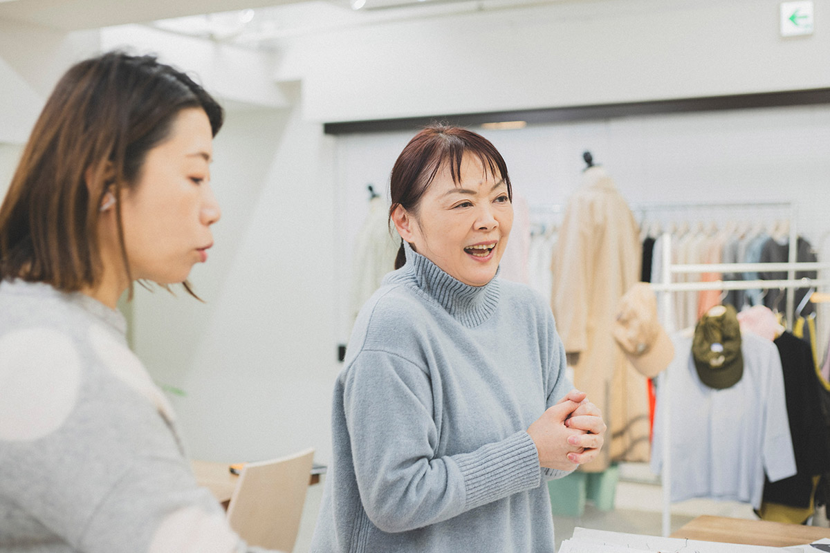 笑顔で語るデザイナーの宮永理妙さん