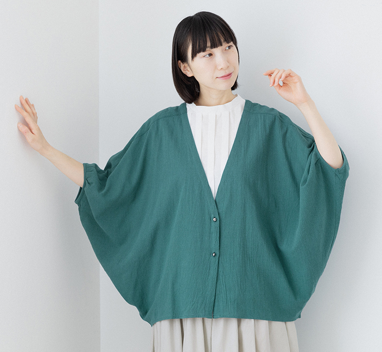 refined works ウォッシュコットンバンザイカーディガン グリーンの上半身アップ