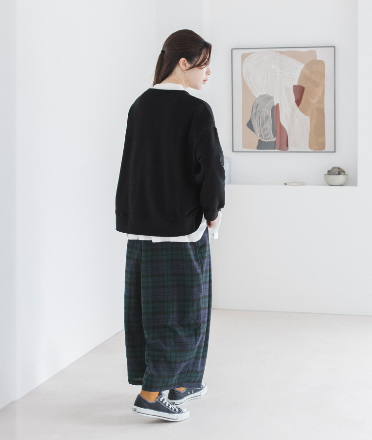 Lintu Laulu福袋サイドスリット裏毛プルオーバーとブラックウォッチネルワイドパンツの全身後ろ