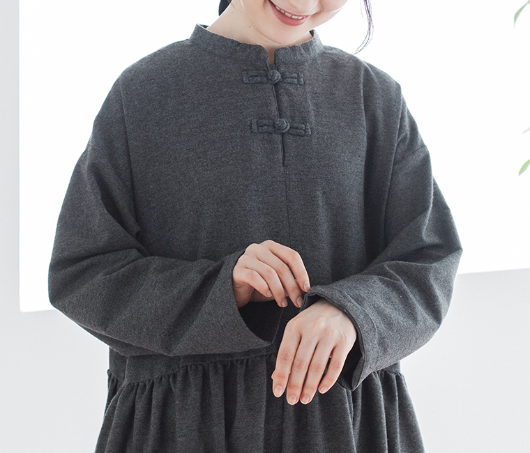 D*g*y福袋ドットジャカードブラウスの袖とボタン