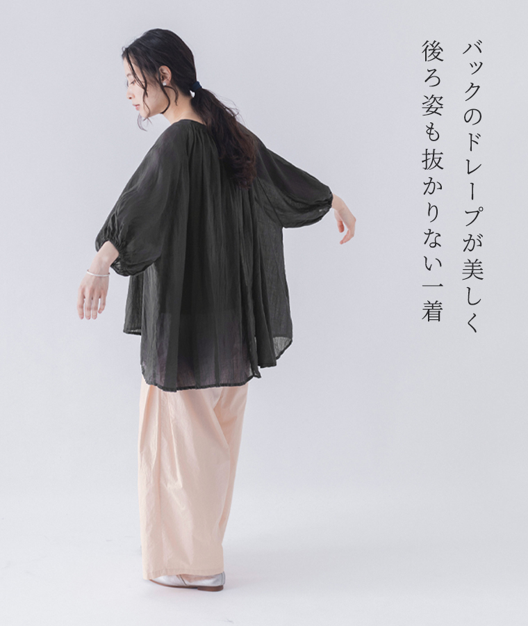 UNPLE ラミーシャーリングギャザーブラウス（ブラック） 斜め後ろ