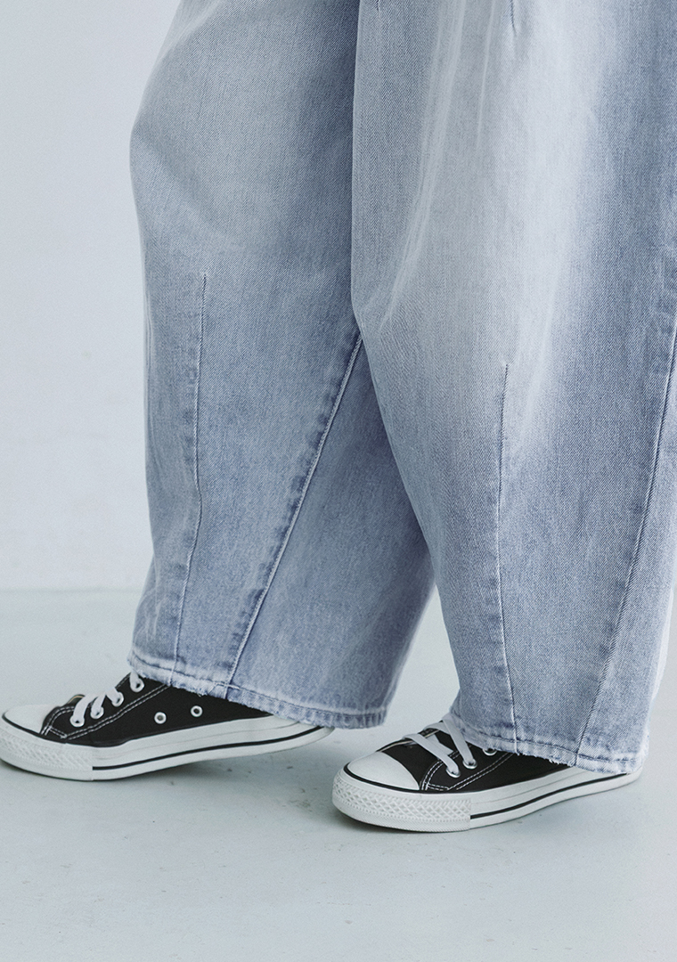 デニムバレルパンツ(ブリーチ)の裾寄り