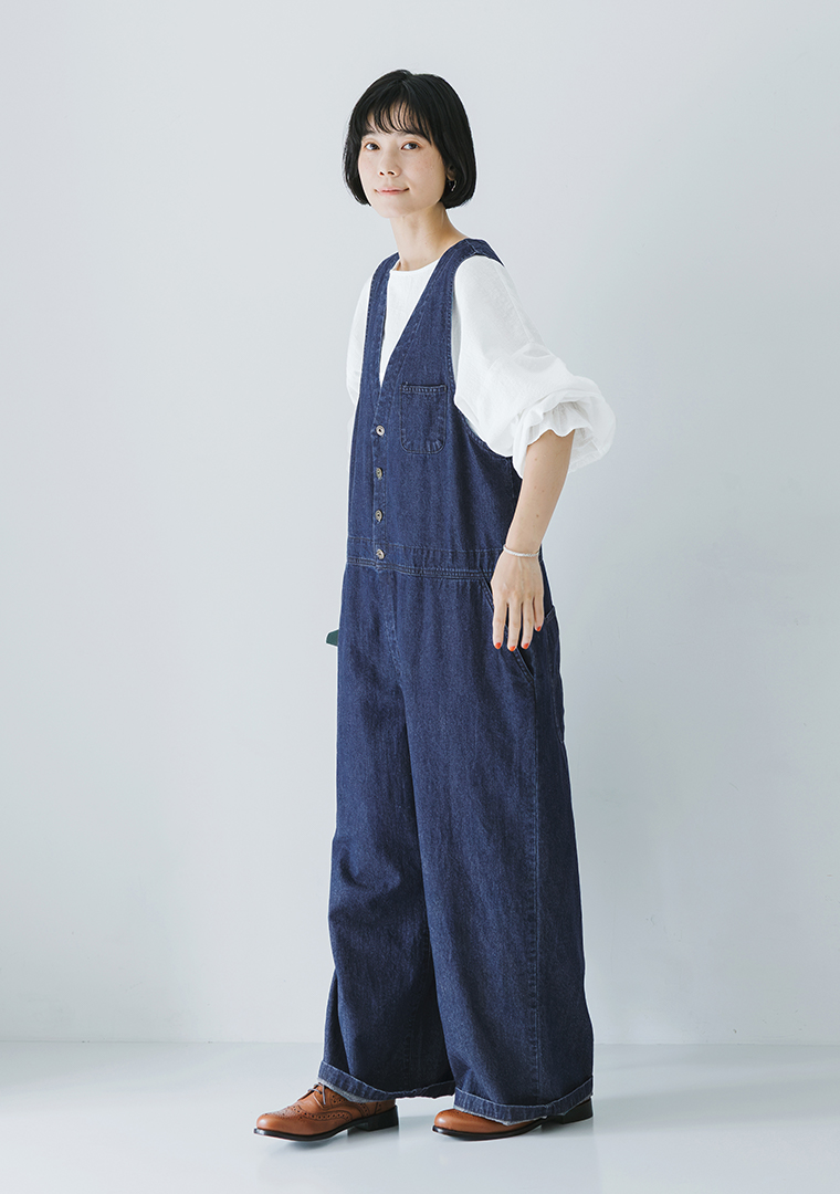 白ブラウスを重ねたデニムサロペットの横向きシルエット