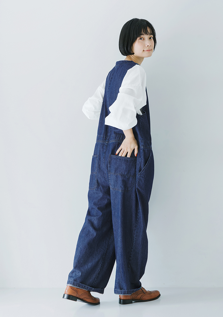 デニムサロペットを着用した女性モデルの後ろ姿