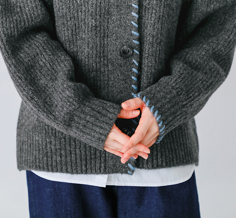  ダークグレーのニットカーディガンのボタンとブルーステッチのディテールアップ画像