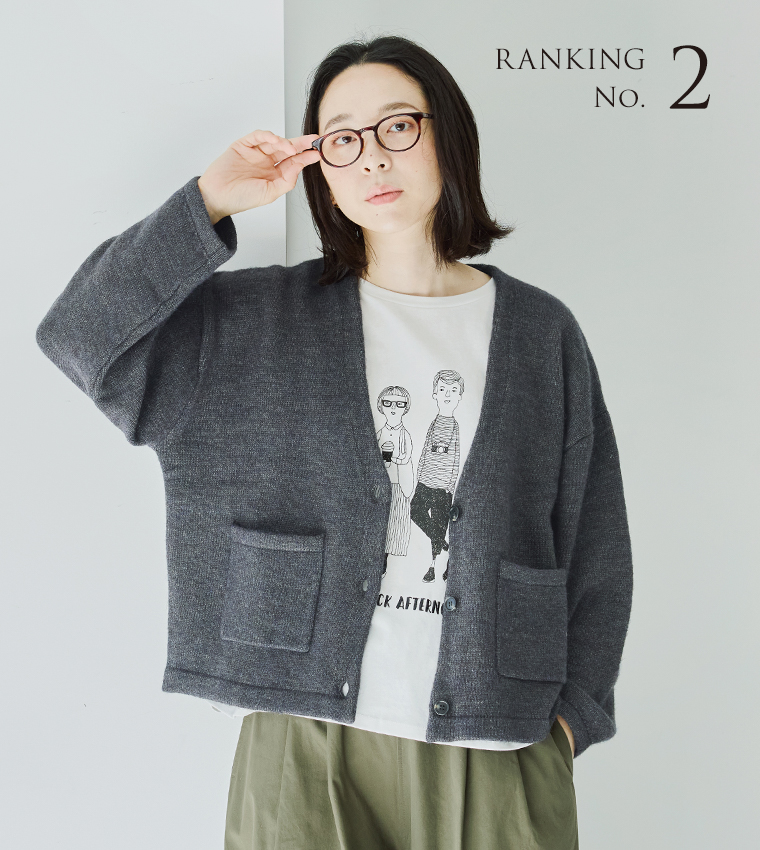 &yarnパッチポケットニットカーディガンに白のグラフィックTシャツとカーキのパンツを合わせたカジュアルコーデ（RANKING NO.2の文字入り）