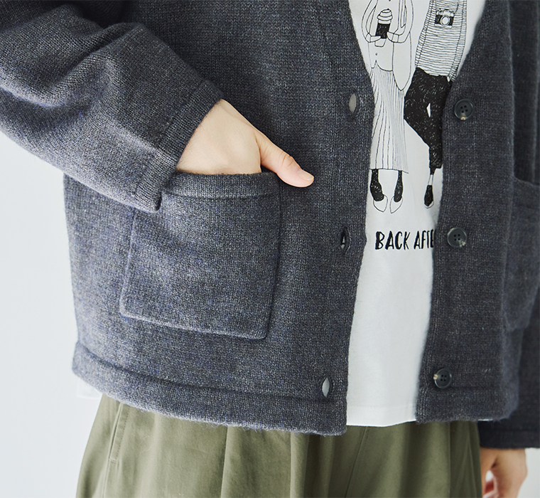 チャコールのカーディガンのポケットと、イラスト入りTシャツのディテールアップ