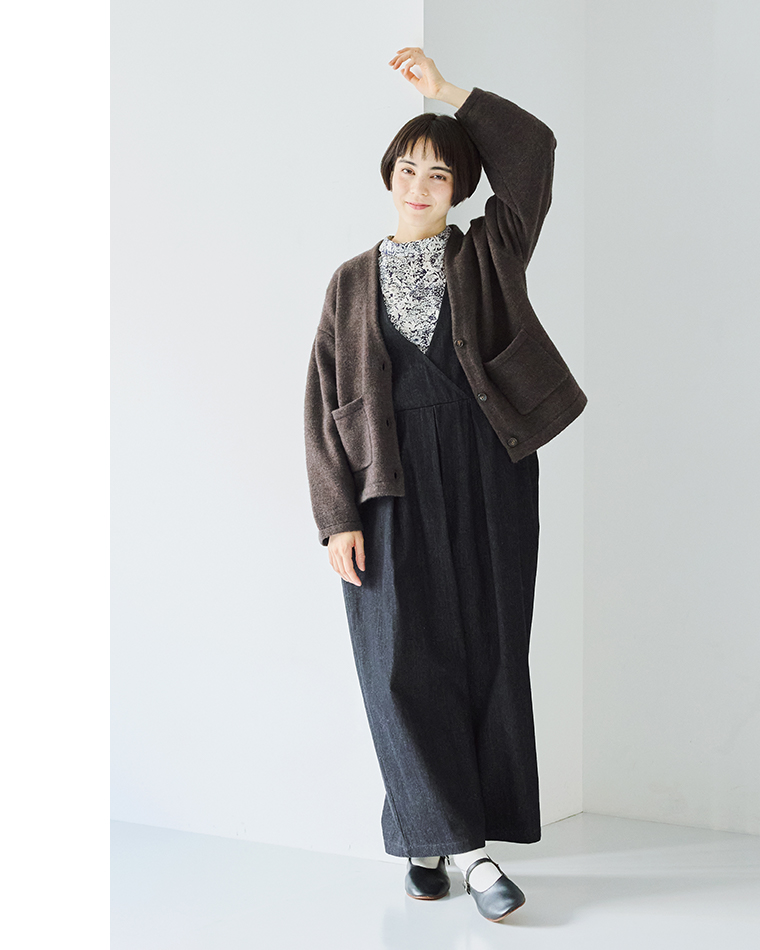 花柄ブラウスと黒のサロペットにブラウンのカーディガンを重ねたレイヤードコーディネート