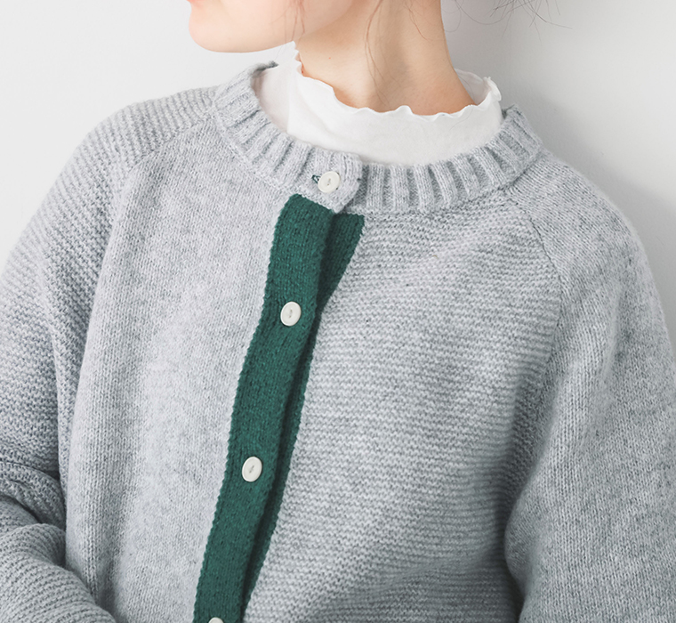 グレーのニットの前立てとフリル襟のディテールアップ（グリーンのボタンラインと白ボタン）