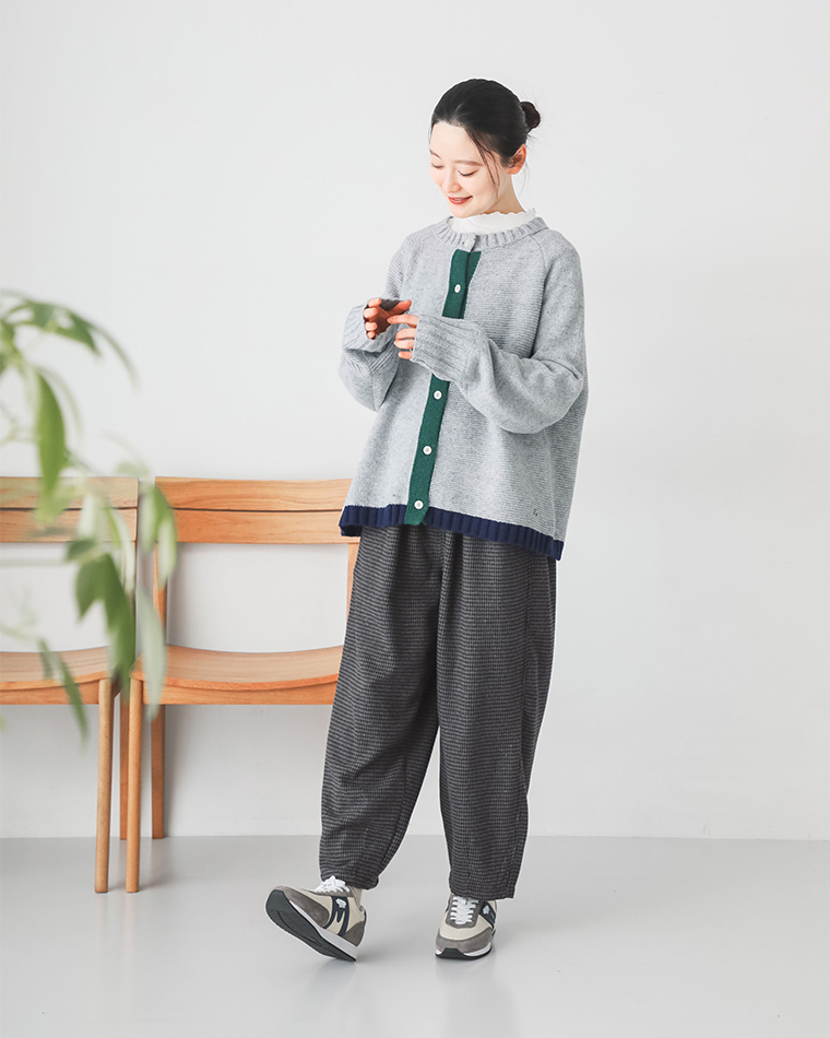 グレーのニットとフリル襟トップスを重ねたコーディネート、横顔の雰囲気カット