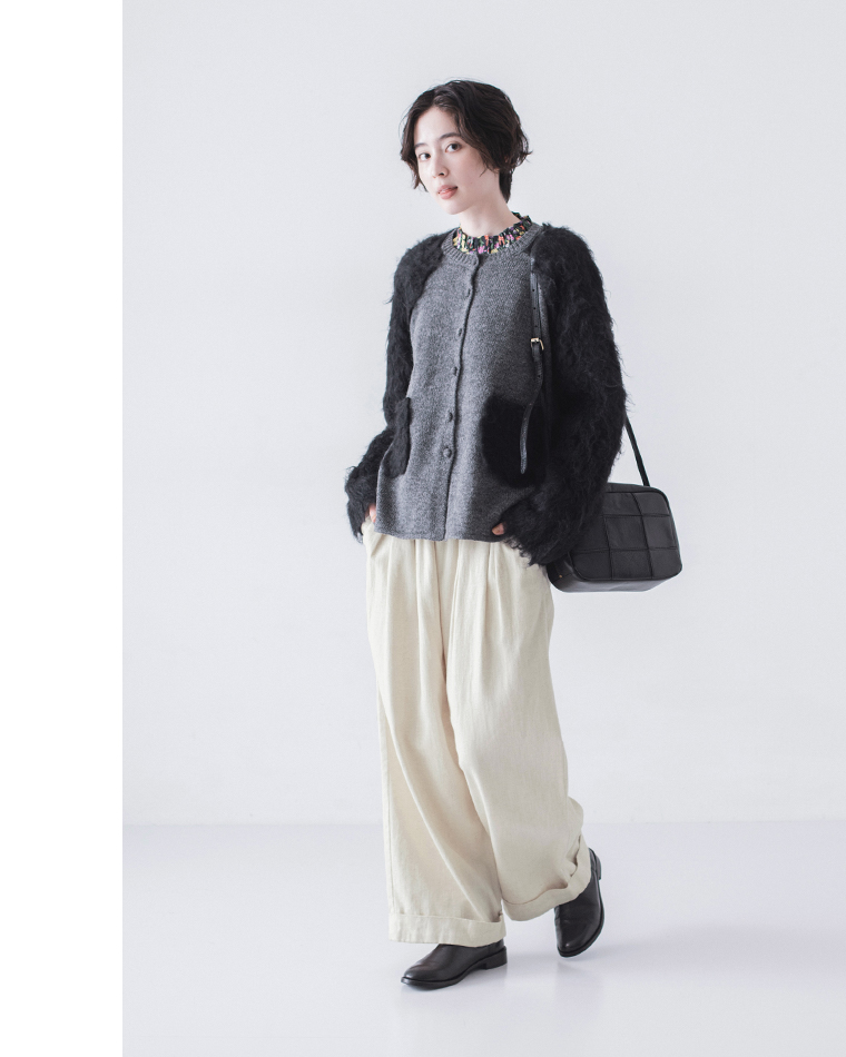 ブラックカーディガンにワイドパンツとカラフルな花柄ブラウスで仕上げたスタイリング