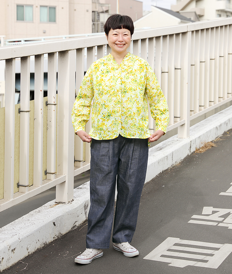 homeworking コットンローンミモザプリント スキッパーブラウス 全身前