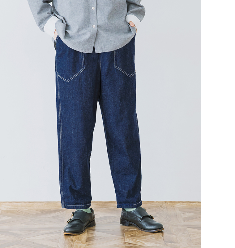 グレーのシャツとネイビーデニムパンツを合わせたカジュアルコーディネートの正面スタイル（手をポケットに入れたポーズ）