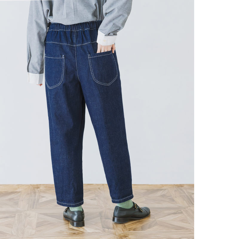 白ステッチ入りのネイビーデニムパンツのバックスタイル（ゴムウエスト・バックポケット付き）