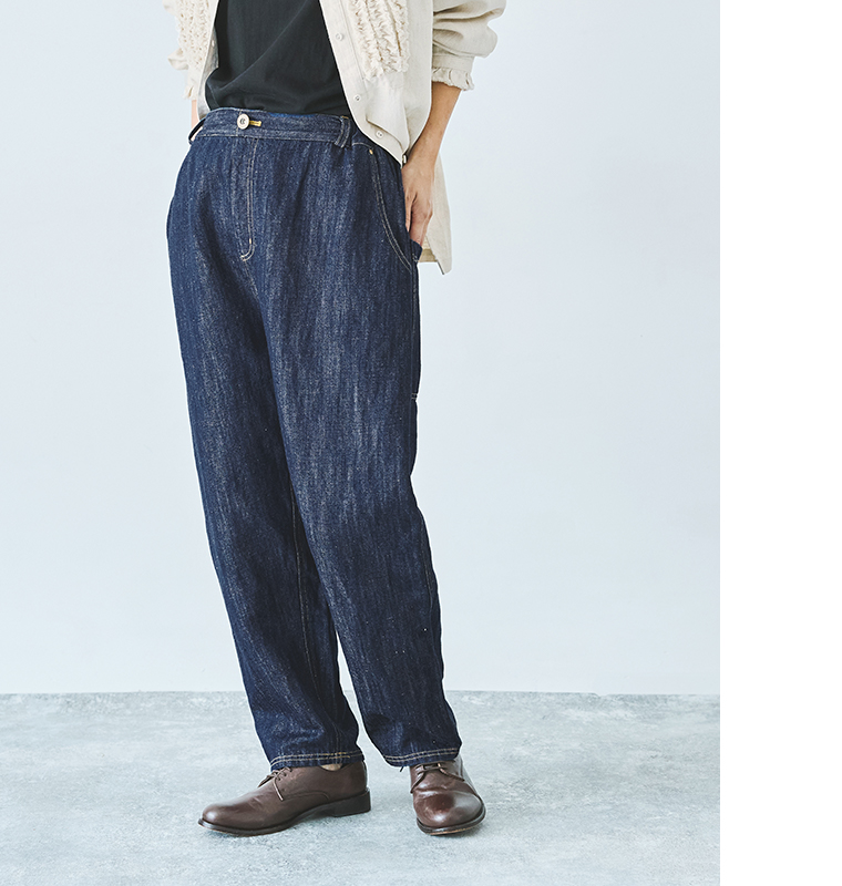 繊細なレースディテールのベージュブラウスと合わせたカジュアルコーディネート（黒トップス・ブラウンシューズ着用）