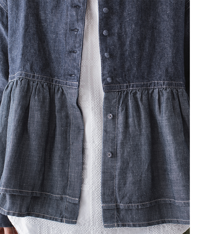 ペプラムデザインのデニムジャケットと白いテクスチャーブラウスのレイヤードディテール（ボタン開閉・ギャザー切り替え）