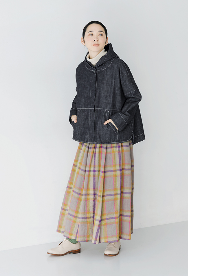TUTIE.別注｜デニムフーディーブルゾン　ダークデニムのフードジャケットとカラフルなチェック柄プリーツスカートを合わせたカジュアルスタイル（グリーンソックス・ライトカラーシューズ着用）