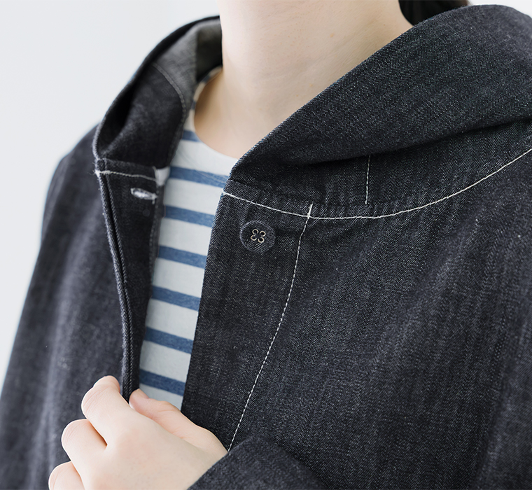 白×ブルーストライプのインナーにダークデニムジャケットを重ねたディテールアップ