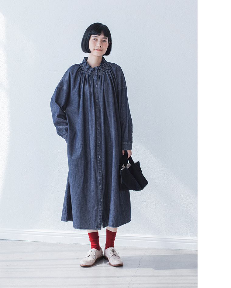 LUPILIEN by natulan 別注｜フリルカラーデニムワンピースに赤いソックスとライトカラーのレースアップシューズを合わせたシンプルコーディネート（黒の巾着バッグを手に持つ）