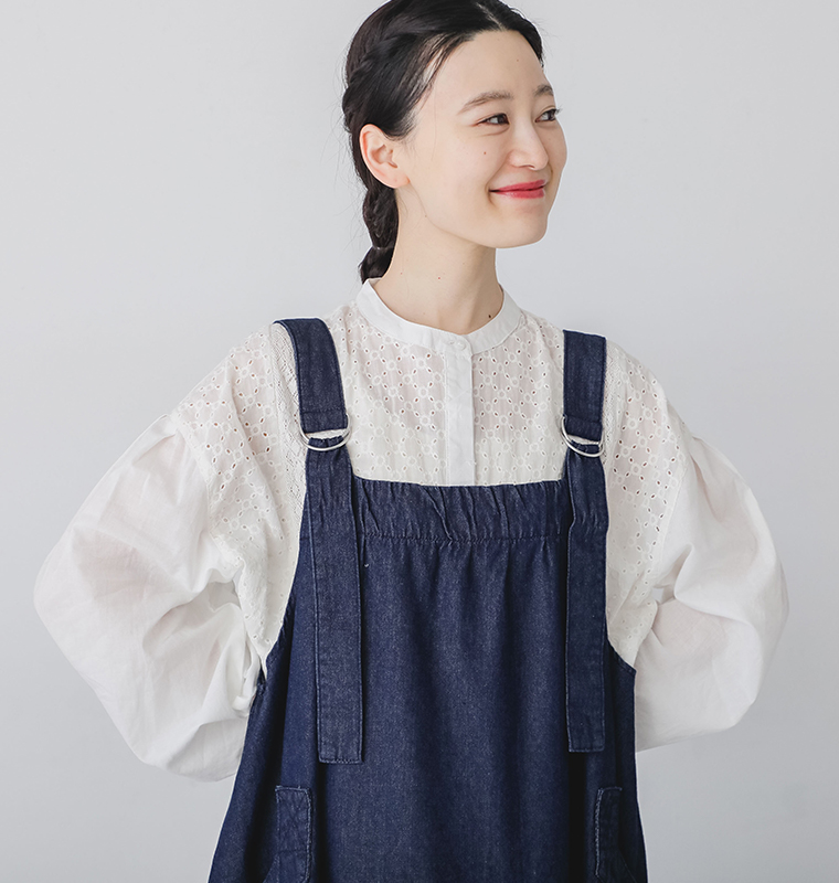 刺繍入りブラウスとデニムジャンパースカートを着た人物の横顔と上半身ディテール