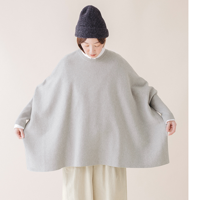 ニットワイドプルオーバー 杢グレーを着用した身幅の広がりがわかる正面カット