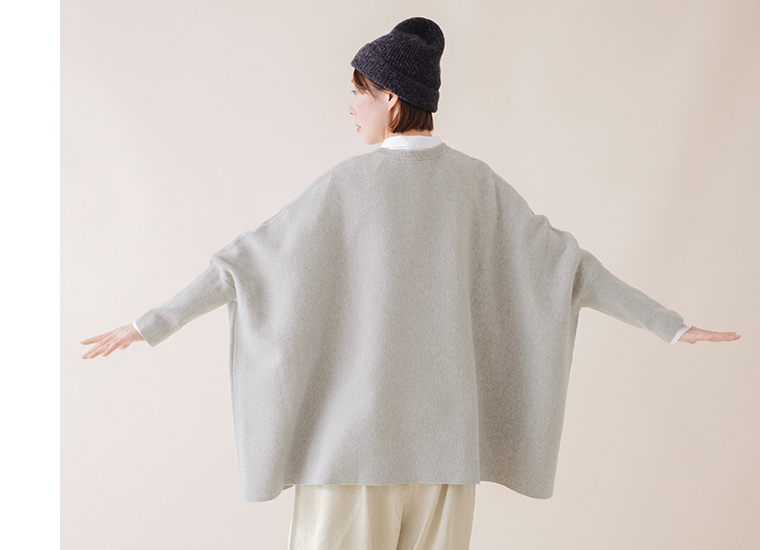 ニットワイドプルオーバー 杢グレーを着用したモデルの全身背面カット