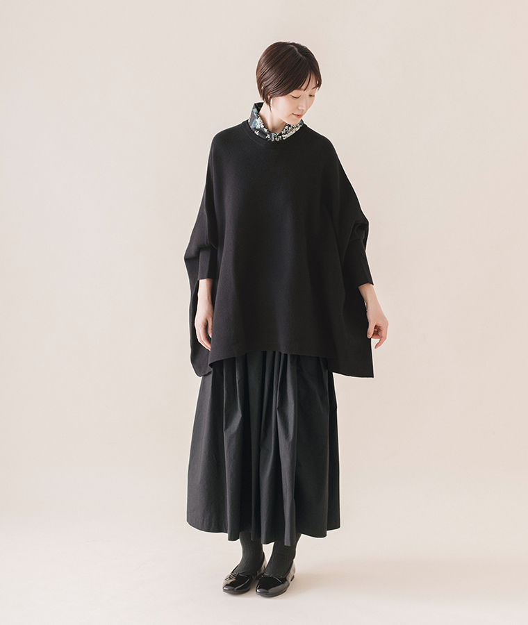 ニットワイドプルオーバー ブラックを着用したモデルの全身正面カット