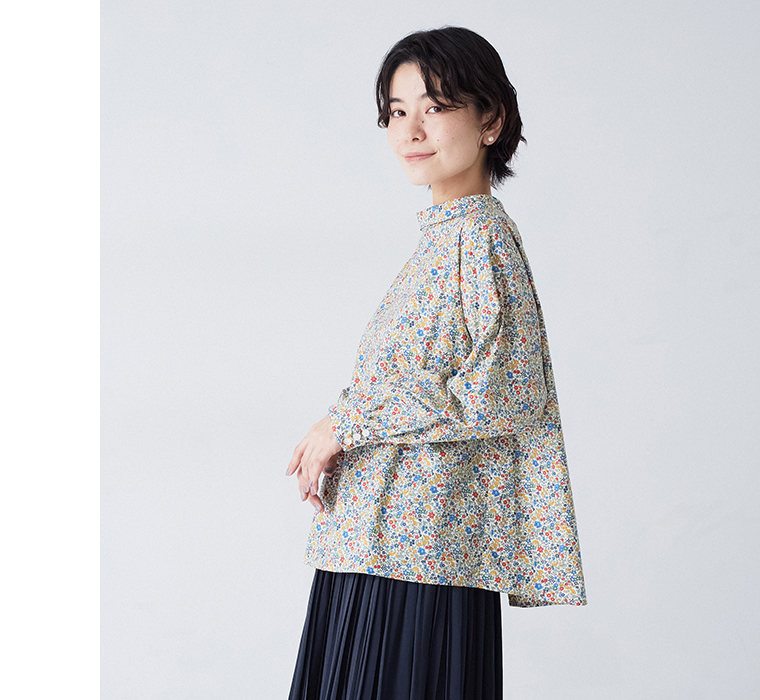 リバティ・ファブリックス 花柄ブラウス マルチの側面シルエットが分かるモデル着用カット
