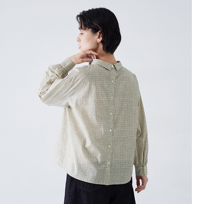 リバティ・ファブリックス 花柄ブラウス グレーの背面デザインが分かるモデル着用カット