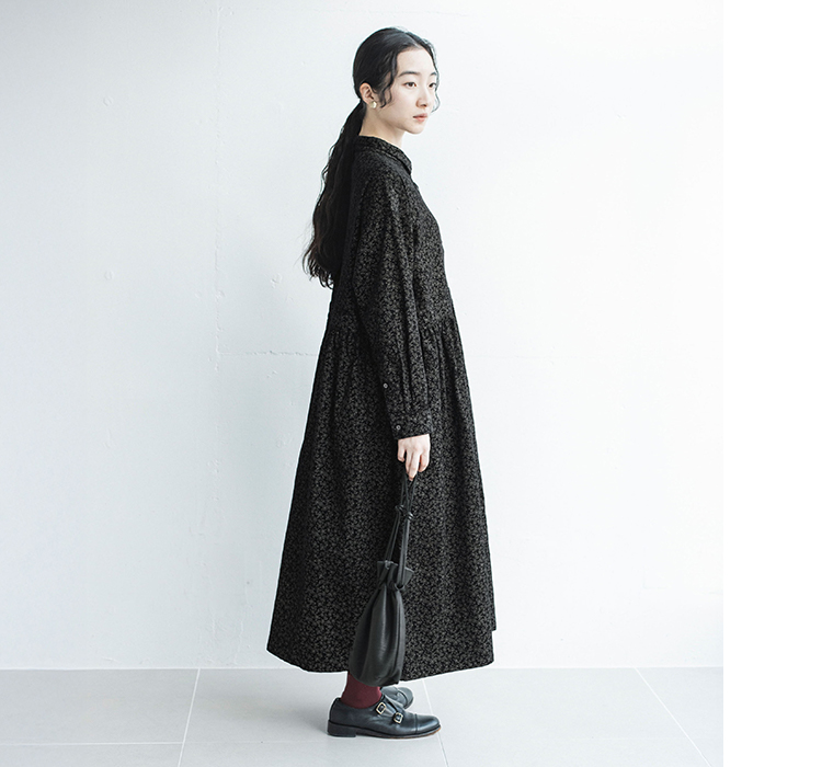 別注｜花柄コーデュロイ　ちび襟ワンピースを着用したサイド全身で落ち感のあるAラインシルエットを確認できるカット