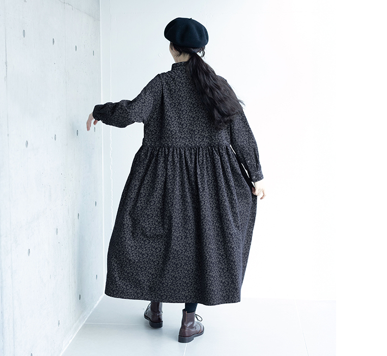 別注｜花柄コーデュロイ　ちび襟ワンピースを着用した後ろ姿でギャザー切り替えのロングシルエットを確認できるカット