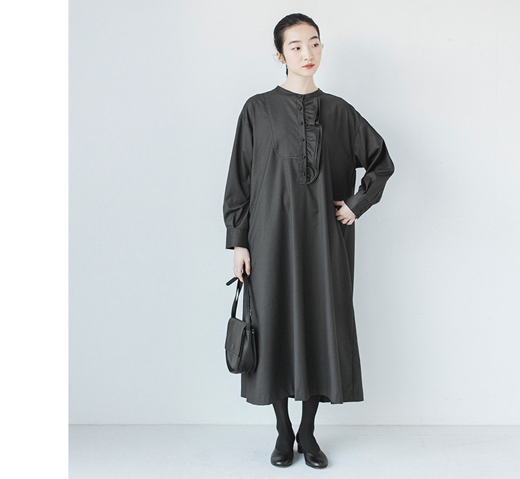 ダブルフリルワンピースのチャコールを着用しサイドから見たフレアシルエットと丈感が分かる全身カット