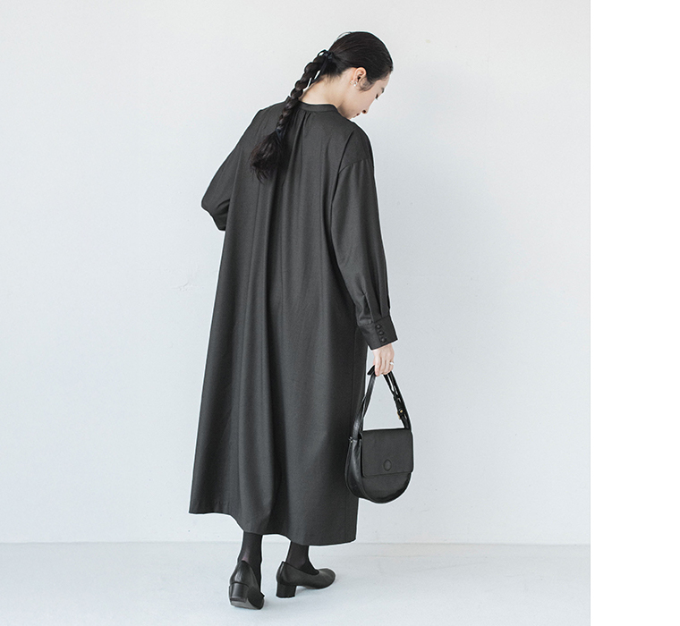 ダブルフリルワンピースのチャコールを着用し背面の落ち感とロングシルエットが分かるバックスタイルカット