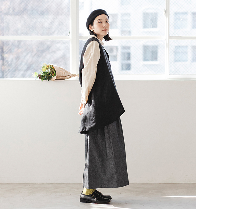 別注｜コットンリネンデニムワイドパンツを着用したモデルの全身側面カット