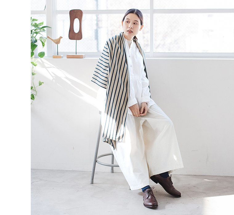 別注｜コットンリネンデニムワイドパンツを着用したモデルの全身座り姿カット