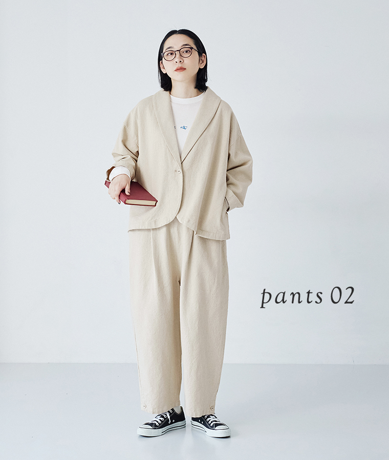 &yarnのコットンリネンツイル 裾ボタンパンツ ベージュを着用したモデルの全身正面カット