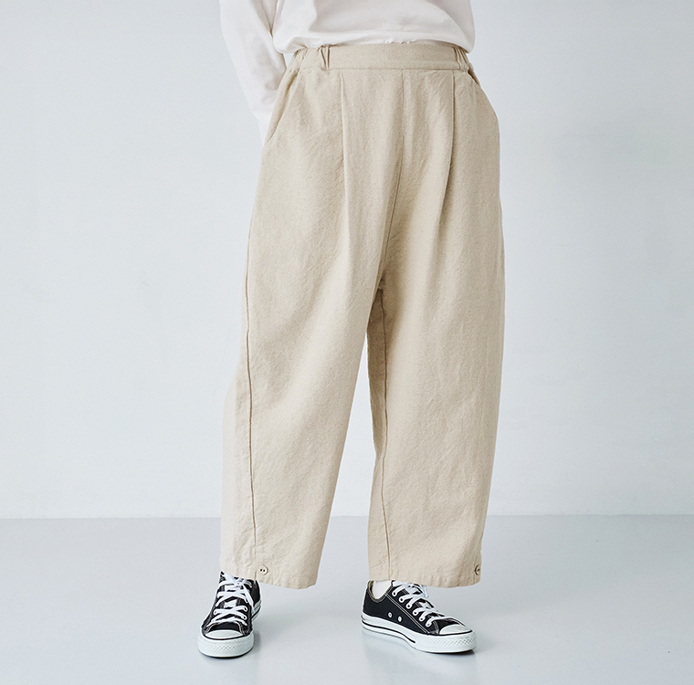 コットンリネンツイル 裾ボタンパンツ ベージュのウエストから裾までの正面カット