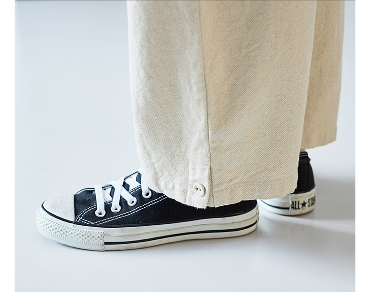 コットンリネンツイル 裾ボタンパンツ ベージュの裾ボタンと生地感のアップカット