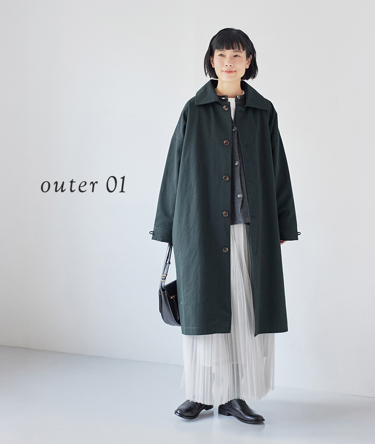 &yarnのビッグカラーコートのをネイビーを着用したモデルの全身正面カット