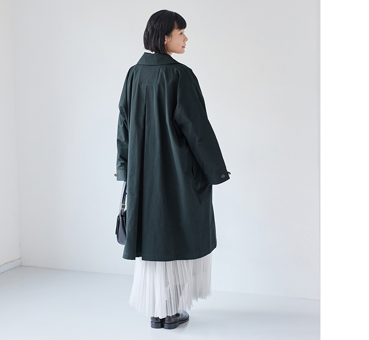 ビッグカラーコートのネイビーを着用したモデルの後ろ姿カット