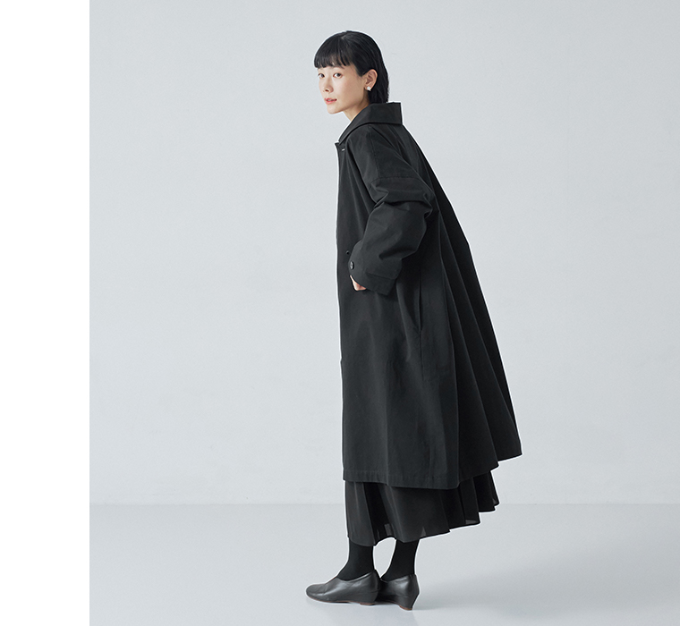 ビッグカラーコートのブラックを着用したモデルの全身側面カット