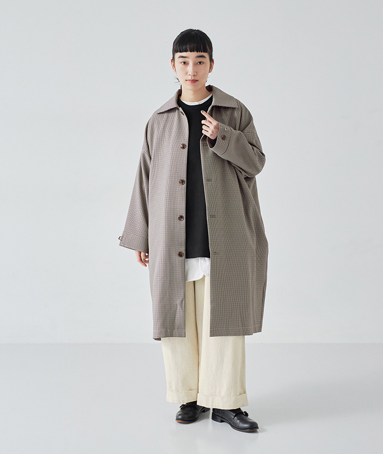 ビッグカラーコートのチェックを着用したモデルの全身正面カット