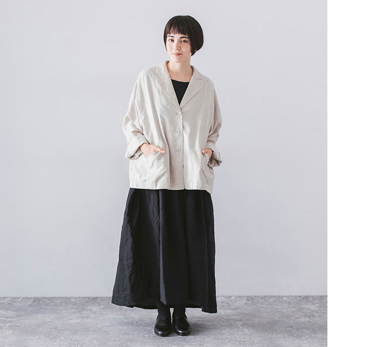 別注｜ボタニカル柄ジャカード ワイドジャケットのブラックを着用したモデルの正面立ち姿カット