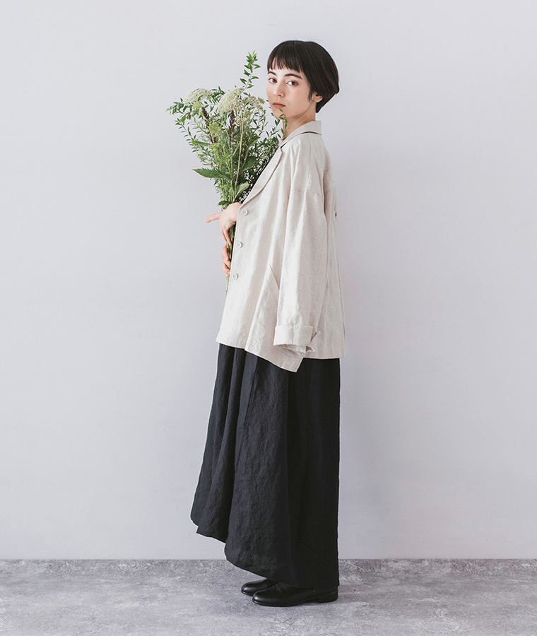 別注｜ボタニカル柄ジャカード ワイドジャケットのキナリを着用したモデルの全身側面カット