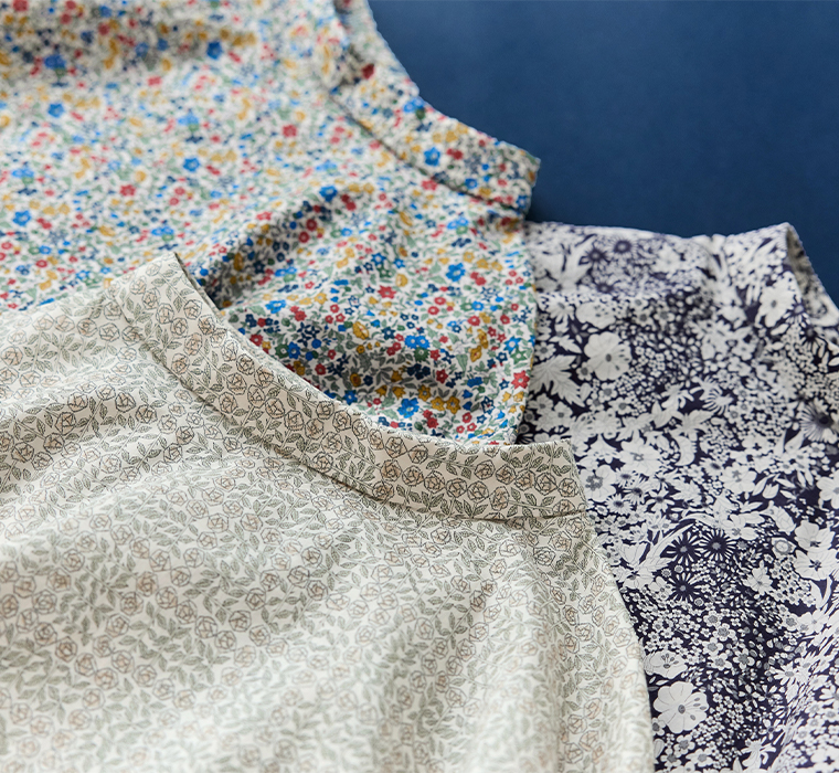 &yarn　リバティ・ファブリックス 花柄ブラウス置き画像