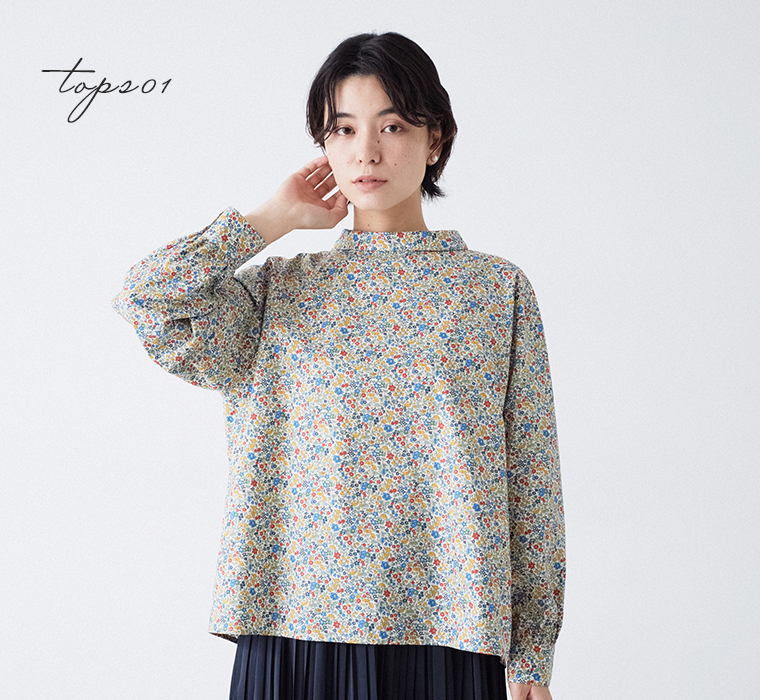 &yarn　リバティ・ファブリックス 花柄ブラウス(マルチ)着用の上半身寄り前カット