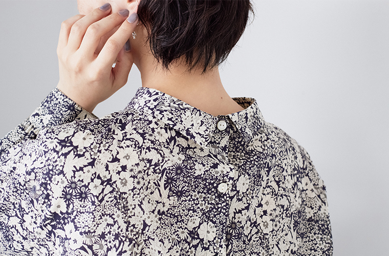 リバティ・ファブリックス 花柄ブラウス(ネイビー)着用の襟元寄りバックシルエット