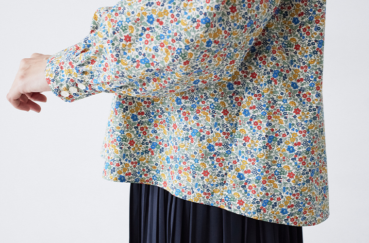 リバティ・ファブリックス 花柄ブラウス(マルチ)着用の裾寄り横カット