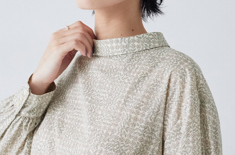 リバティ・ファブリックス 花柄ブラウス(グレー)着用の首元寄り前カット